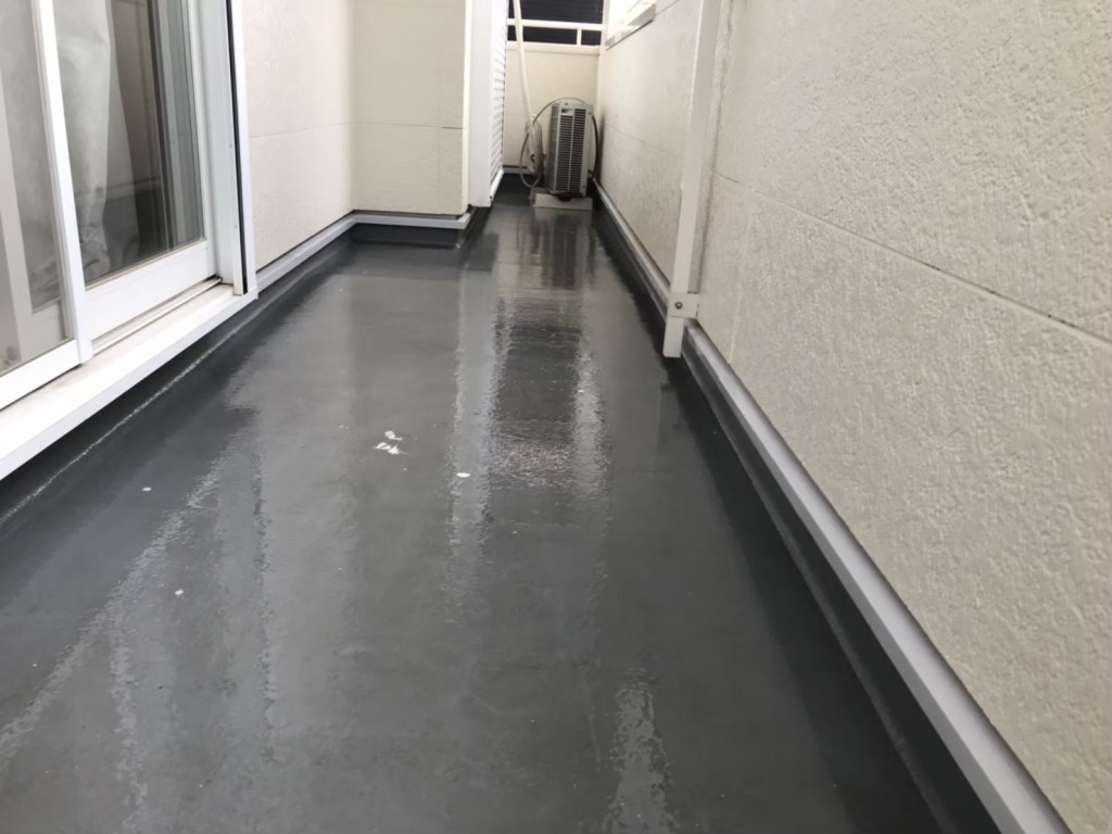 ベランダのトップコート塗装中