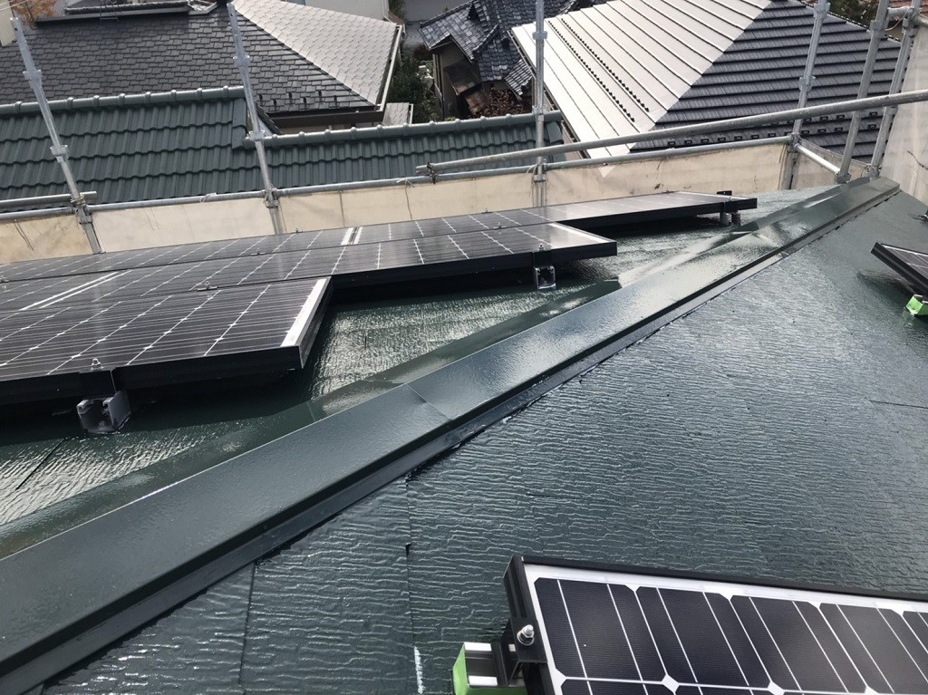 屋根の中塗り塗装後