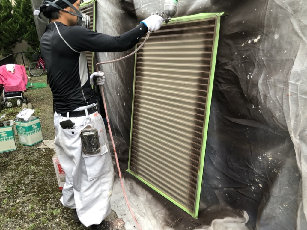 雨戸の吹き付け塗装