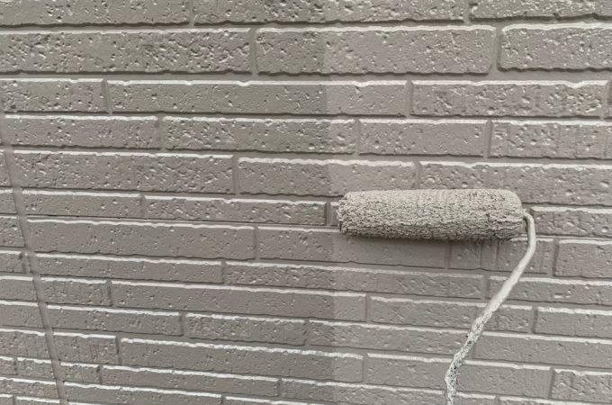 外壁上塗り塗装の施工中写真｜色味とツヤを整え耐候性を高める仕上げ工程