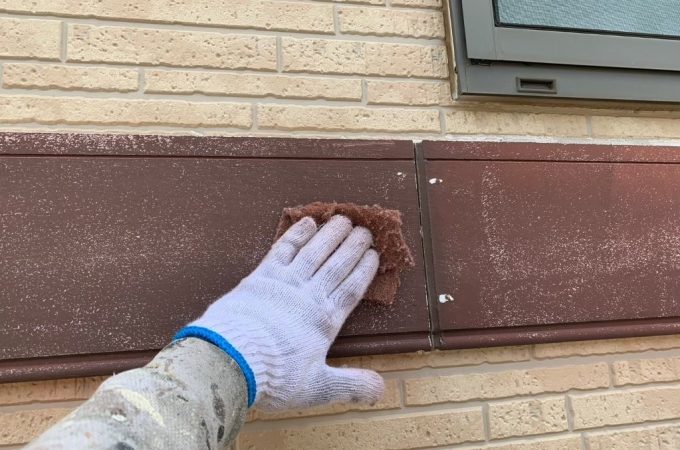 幕板のケレン作業 旧塗膜の粉化や表面劣化を除去する塗装前の下地処理工程