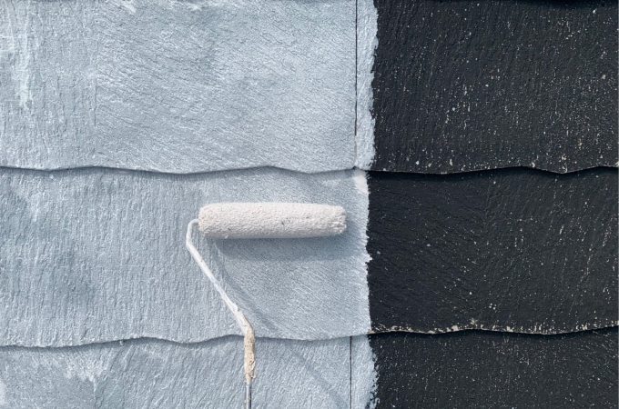 屋根全面の下塗り塗装作業中の様子 吸い込み止めを行い下地を整えている施工写真