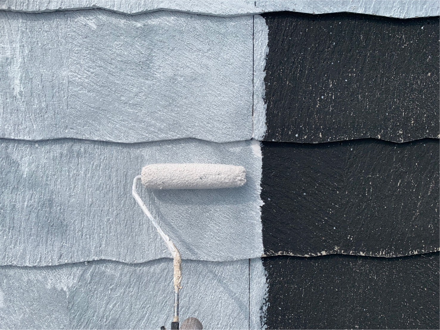 屋根全面の下塗り塗装作業中の様子 吸い込み止めを行い下地を整えている施工写真