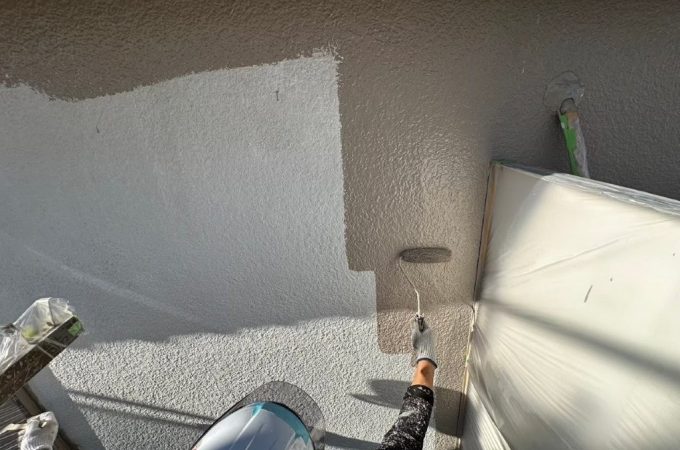 外壁中塗り塗装後の状態 塗膜が均一に整っている施工途中の写真